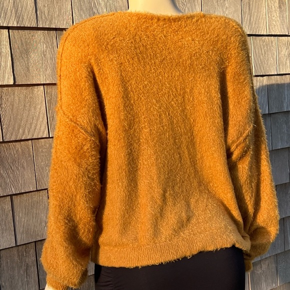 FREE PEOPLE - PRINCESS • V-Neck Fuzzy Sweater - Picture 5 of 10